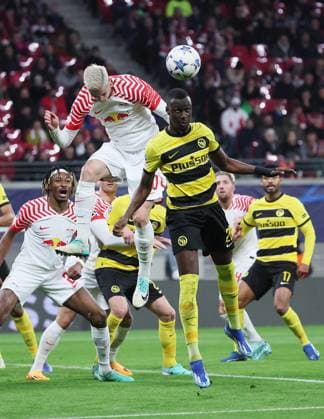 RB Leipzig - Young Boys Bern Champions League Leipzig, 13.12.2023, Red Bull Arena, Champions League, Gruppe G, Spieltag 6 , RB LEIPZIG vs. YOUNG BOYS BERN , Im Bild v.l.: Benjamin Sesko (30, RB Leipzig) und Cheikh Niasse ( 20, Bern) ,
