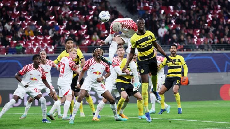 Sport Bilder des Tages RB Leipzig - Young Boys Bern Champions League Leipzig, 13.12.2023, Red Bull Arena, Champions League, Gruppe G, Spieltag 6 , RB LEIPZIG vs. YOUNG BOYS BERN , Im Bild v.l.: Benjamin Sesko (30, RB Leipzig) und Cheikh Niasse ( 20, Bern) ,