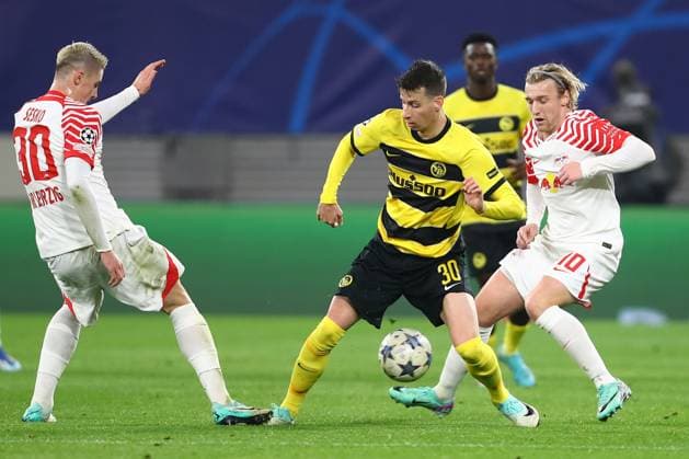 13.12.2023, xtgx, Fussball UEFA Champions League, RB Leipzig - Young Boys Bern emspor, v.l. Benjamin Sesko (Leipzig, 30), Sandro Lauper (Bern, 30), Emil Forsberg (Leipzig, 10) Zweikampf, Duell, Kampf, tackle (DFL DFB REGULATIONS PROHIBIT ANY USE OF PHOTOGRAPHS as IMAGE SEQUENCES and or QUASI-VIDEO) Leipzig