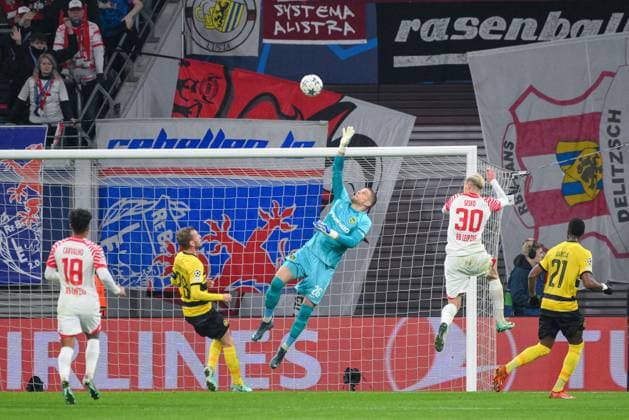David von Ballmoos (Torwart, BSC Young Boys) Mitte, mit Glanzparade, Benjamin Sesko (RB Leipzig) 2.v.re., Fabian Lustenberger (BSC Young Boys) 2.v.li., Fabio Carvalho (RB Leipzig) li. und Ulisses Garcia (BSC Young Boys) re. RB Leipzig vs. BSC Young Boys, Fussball, Champions League, Vorrunde, 6. Spieltag, Saison 2023 2024, 13.12.2023 DFB DFL REGULATIONS PROHIBIT ANY USE OF PHOTOGRAPHS AS IMAGE SEQUENCES AND OR QUASI-VIDEO RB Leipzig vs. BSC Young Boys, Fussball, Champions League, Vorrunde, 6. Spieltag, Saison 2023 2024, 13.12.2023 Leipzig Copyright: xEibner-Pressefoto BertxHarzerx EP_BHR