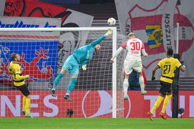Sport Bilder des Tages David von Ballmoos (Torwart, BSC Young Boys) Mitte, mit Glanzparade, Benjamin Sesko (RB Leipzig) 2.v.re., Fabian Lustenberger (BSC Young Boys) li. und Ulisses Garcia (BSC Young Boys) re. RB Leipzig vs. BSC Young Boys, Fussball, Champions League, Vorrunde, 6. Spieltag, Saison 2023 2024, 13.12.2023 DFB DFL REGULATIONS PROHIBIT ANY USE OF PHOTOGRAPHS AS IMAGE SEQUENCES AND OR QUASI-VIDEO RB Leipzig vs. BSC Young Boys, Fussball, Champions League, Vorrunde, 6. Spieltag, Saison 2023 2024, 13.12.2023 Leipzig Copyright: xEibner-Pressefoto BertxHarzerx EP_BHR