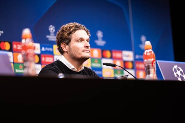 GER, Champions League, Borussia Dortmund vs Paris Saint-Germain 13.12.2023, Signal Iduna Park, Dortmund, GER, Champions League, Borussia Dortmund vs Paris Saint-Germain Im Bild: Edin Terzić Terzic (Chef-Trainer Head Coach, BV Borussia Dortmund)in der Pressekonferenz nach dem Spiel, Gestik, Mimik, Emotionen, lacht, grinst, hat Gute Laune
