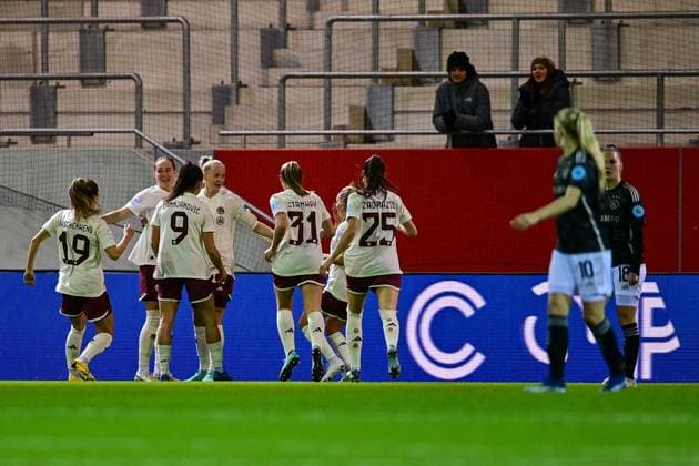 Spielerinnen des FC Bayern mit Torjubel, Jubel, Torjubel, Torerfolg, celebrate the goal, goal, celebration, Jubel ueber das Tor zum 1:0 durch Lea Schüller (FC Bayern München, FCB, 11) (4.v.li.), optimistisch, Action, Aktion, 14.12.2023, München (Deutschland), Fussball, UEFA Womens Champions League, Gruppe C, FC Bayern München - Ajax Amsterdam