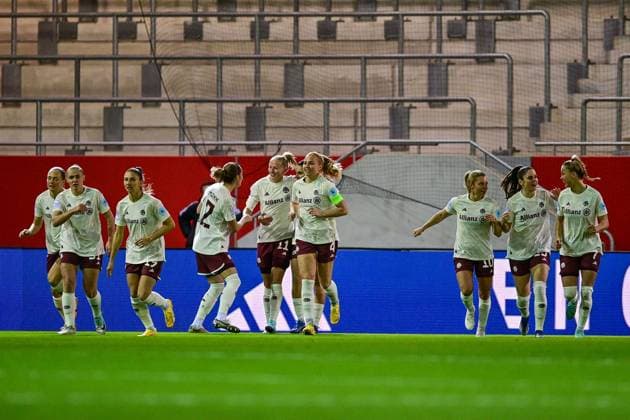 Spielerinnen des FC Bayern mit Torjubel, Jubel, Torjubel, Torerfolg, celebrate the goal, goal, celebration, Jubel ueber das Tor zum 1:0 durch Lea Schüller (FC Bayern München, FCB, 11) (5.v.li.), optimistisch, Action, Aktion, 14.12.2023, München (Deutschland), Fussball, UEFA Womens Champions League, Gruppe C, FC Bayern München - Ajax Amsterdam