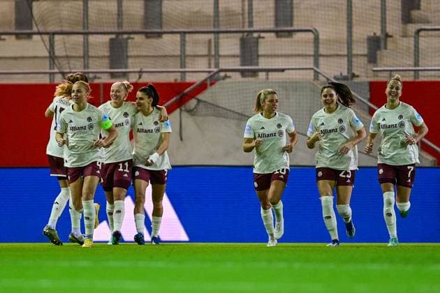 Spielerinnen des FC Bayern mit Torjubel, Jubel, Torjubel, Torerfolg, celebrate the goal, goal, celebration, Jubel ueber das Tor zum 1:0 durch Lea Schüller (FC Bayern München, FCB, 11) (3.v.li.), optimistisch, Action, Aktion, 14.12.2023, München (Deutschland), Fussball, UEFA Womens Champions League, Gruppe C, FC Bayern München - Ajax Amsterdam