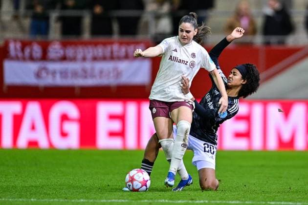v.li.: Sarah Zadrazil (FC Bayern München, FCB, 25) Lilian Isabella YOHANNES (Ajax, 20) im Zweikampf, Duell, duel, tackle, Dynamik, Action, Aktion, 14.12.2023, München (Deutschland), Fussball, UEFA Womens Champions League, Gruppe C, FC Bayern München - Ajax Amsterdam