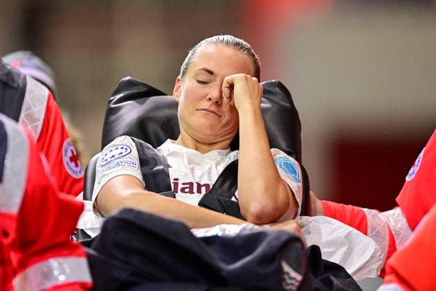 Tuva Hansen (FC Bayern München, FCB, 6) wird mit einer Krankentrage abtransportiert, muss verletzungsbedingt ausgewechselt werden, verletzt, Verletzung, injured, sporting injury, 14.12.2023, München (Deutschland), Fussball, UEFA Womens Champions League, Gruppe C, FC Bayern München - Ajax Amsterdam