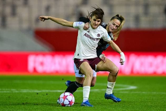 v.li.: Jovana Damnjanovic (FC Bayern München, FCB, 9) Rosa VAN GOOL (Ajax, 21) im Zweikampf, Duell, duel, tackle, Dynamik, Action, Aktion, 14.12.2023, München (Deutschland), Fussball, UEFA Womens Champions League, Gruppe C, FC Bayern München - Ajax Amsterdam