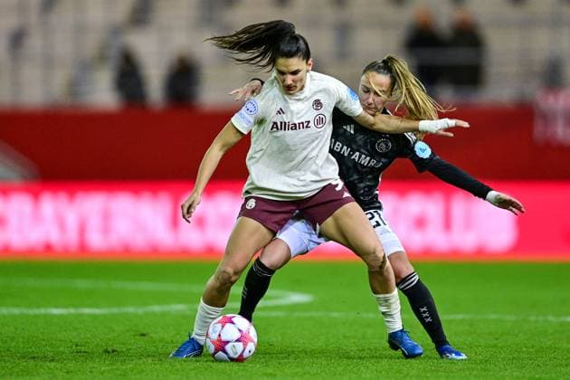 v.li.: Jovana Damnjanovic (FC Bayern München, FCB, 9) Rosa VAN GOOL (Ajax, 21) im Zweikampf, Duell, duel, tackle, Dynamik, Action, Aktion, 14.12.2023, München (Deutschland), Fussball, UEFA Womens Champions League, Gruppe C, FC Bayern München - Ajax Amsterdam