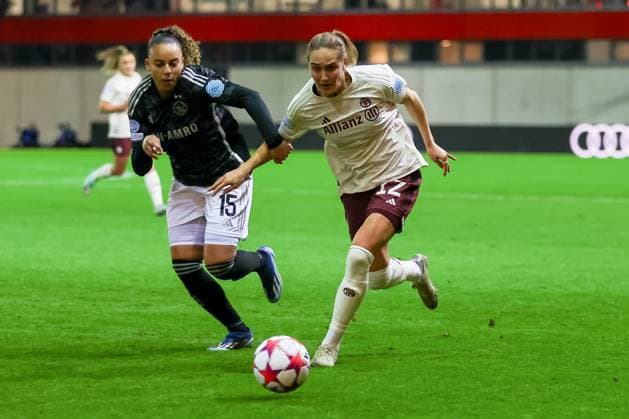 Sydney Lohmann (FC Bayern Muenchen, 12) im Zweikampf mit Chasity Grant (AFC Ajax Amsterdam, 15), FC Bayern Muenchen vs. AFC Ajax Amsterdam, Fussball UEFA Women s Champions League, Gruppenrunde 3. Spieltag, Saison 23 24, 14.12.2023; FC Bayern Muenchen vs. AFC Ajax Amsterdam, Fussball UEFA Women s Champions League, Gruppenrunde 3. Spieltag, Saison 23 24, 14.12.2023 Muenchen Copyright: xEibner-Pressefoto JennixMaulx EP_JML
