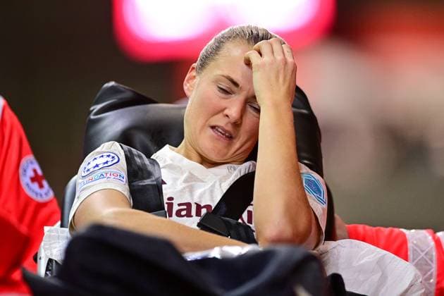 Magdalena Eriksson (FC Bayern München, FCB, 5) wird mit einer Krankentrage abtransportiert, muss verletzungsbedingt ausgewechselt werden, verletzt, Verletzung, injured, sporting injury, 14.12.2023, München (Deutschland), Fussball, UEFA Womens Champions League, Gruppe C, FC Bayern München - Ajax Amsterdam