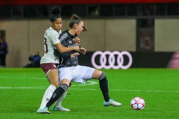 Tainara (FC Bayern Muenchen, 13) im Zweikampf, FC Bayern Muenchen vs. AFC Ajax Amsterdam, Fussball UEFA Women s Champions League, Gruppenrunde 3. Spieltag, Saison 23 24, 14.12.2023; FC Bayern Muenchen vs. AFC Ajax Amsterdam, Fussball UEFA Women s Champions League, Gruppenrunde 3. Spieltag, Saison 23 24, 14.12.2023 Muenchen Copyright: xEibner-Pressefoto JennixMaulx EP_JML