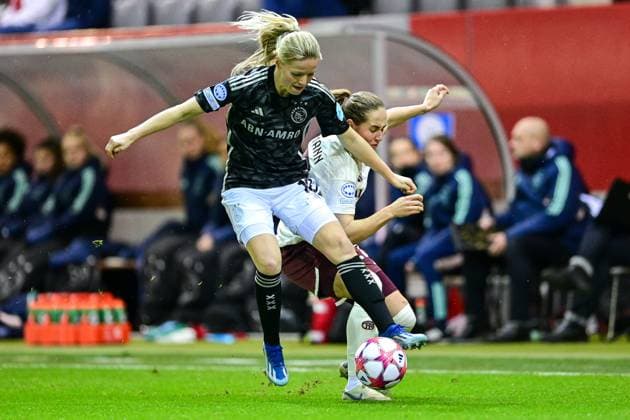 v.li.: Nadine NOORDAM (Ajax, 10) Sydney Lohmann (FC Bayern München, FCB, 12) im Zweikampf, Duell, duel, tackle, Dynamik, Action, Aktion, 14.12.2023, München (Deutschland), Fussball, UEFA Womens Champions League, Gruppe C, FC Bayern München - Ajax Amsterdam