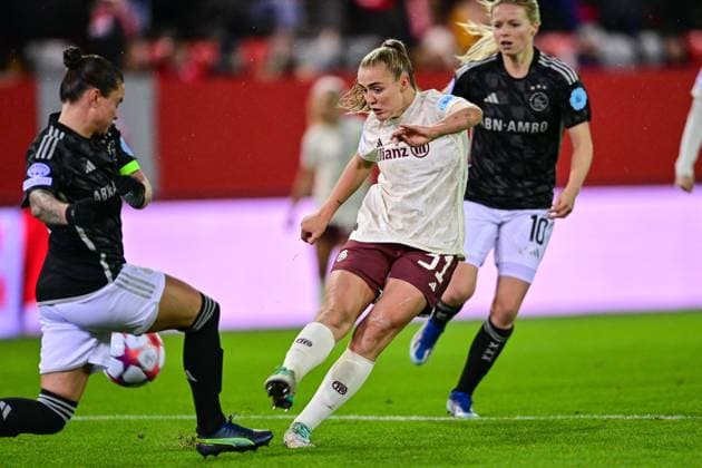 v.li.: Sherida SPITSE (Ajax, 8) Georgia Stanway (FC Bayern München, FCB, 31) zieht ab, Zweikampf, Duell, duel, tackle, Dynamik, Action, Aktion, 14.12.2023, München (Deutschland), Fussball, UEFA Womens Champions League, Gruppe C, FC Bayern München - Ajax Amsterdam
