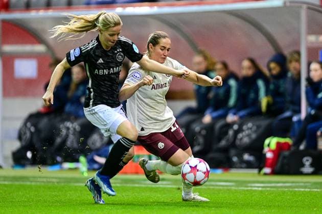 v.li.: Nadine NOORDAM (Ajax, 10) Sydney Lohmann (FC Bayern München, FCB, 12) im Zweikampf, Duell, duel, tackle, Dynamik, Action, Aktion, 14.12.2023, München (Deutschland), Fussball, UEFA Womens Champions League, Gruppe C, FC Bayern München - Ajax Amsterdam