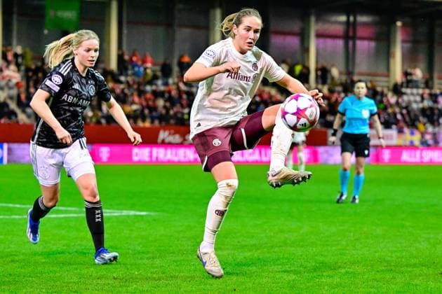 v.li.: Nadine NOORDAM (Ajax, 10) Sydney Lohmann (FC Bayern München, FCB, 12) im Zweikampf, Duell, duel, tackle, Dynamik, Action, Aktion, 14.12.2023, München (Deutschland), Fussball, UEFA Womens Champions League, Gruppe C, FC Bayern München - Ajax Amsterdam