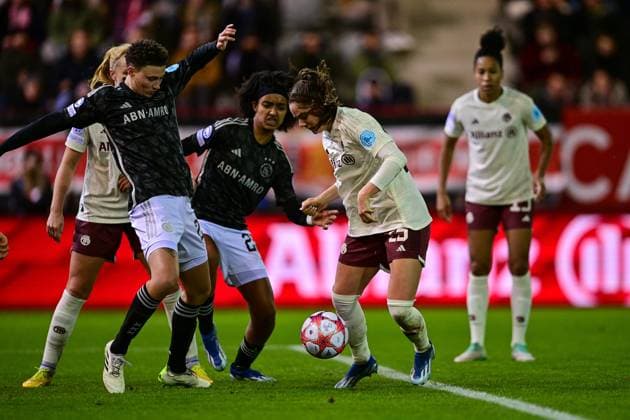v.li.: Kay-Lee DE SANDERS (Ajax, 25) Lilian Isabella YOHANNES (Ajax, 20) Sarah Zadrazil (FC Bayern München, FCB, 25) im Zweikampf, Duell, duel, tackle, Dynamik, Action, Aktion, 14.12.2023, München (Deutschland), Fussball, UEFA Womens Champions League, Gruppe C, FC Bayern München - Ajax Amsterdam