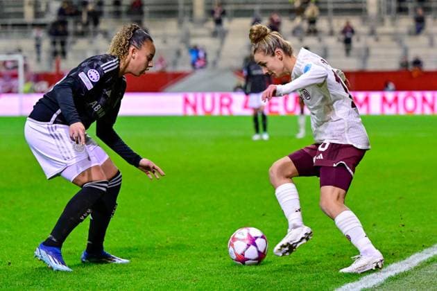 v.li.: Chasity GRANT (Ajax, 15) Lina Maria Magull (FC Bayern München, FCB, 16) im Zweikampf, Duell, duel, tackle, Dynamik, Action, Aktion, 14.12.2023, München (Deutschland), Fussball, UEFA Womens Champions League, Gruppe C, FC Bayern München - Ajax Amsterdam