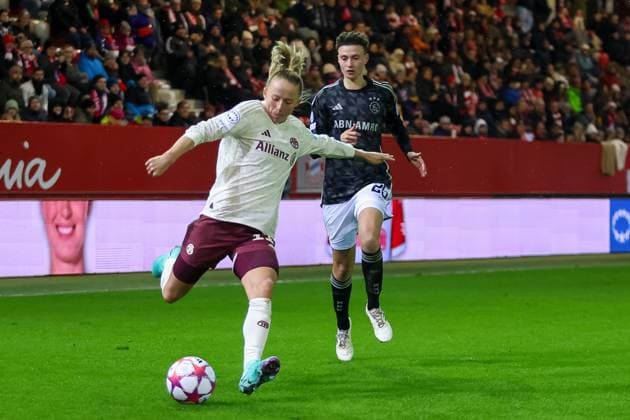 Lea Schueller (FC Bayern Muenchen, 11) mit Kay-Lee de Sanders (AFC Ajax Amsterdam, 25), FC Bayern Muenchen vs. AFC Ajax Amsterdam, Fussball UEFA Women s Champions League, Gruppenrunde 3. Spieltag, Saison 23 24, 14.12.2023; FC Bayern Muenchen vs. AFC Ajax Amsterdam, Fussball UEFA Women s Champions League, Gruppenrunde 3. Spieltag, Saison 23 24, 14.12.2023 Muenchen Copyright: xEibner-Pressefoto JennixMaulx EP_JML
