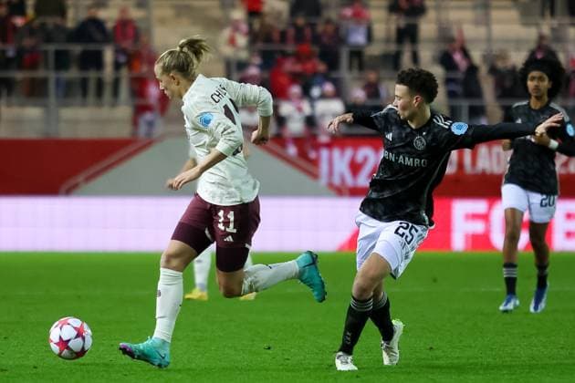 Lea Schueller (FC Bayern Muenchen, 11) mit Kay-Lee de Sanders (AFC Ajax Amsterdam, 25),, FC Bayern Muenchen vs. AFC Ajax Amsterdam, Fussball UEFA Women s Champions League, Gruppenrunde 3. Spieltag, Saison 23 24, 14.12.2023; FC Bayern Muenchen vs. AFC Ajax Amsterdam, Fussball UEFA Women s Champions League, Gruppenrunde 3. Spieltag, Saison 23 24, 14.12.2023 Muenchen Copyright: xEibner-Pressefoto JennixMaulx EP_JML