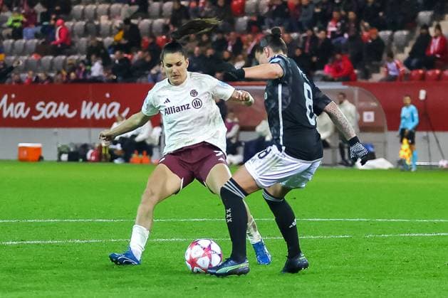 Jovana Damnjanovic (FC Bayern Muenchen, 09) im Strafraum, mit Sherida Spitse (AFC Ajax Amsterdam, 08), FC Bayern Muenchen vs. AFC Ajax Amsterdam, Fussball UEFA Women s Champions League, Gruppenrunde 3. Spieltag, Saison 23 24, 14.12.2023; FC Bayern Muenchen vs. AFC Ajax Amsterdam, Fussball UEFA Women s Champions League, Gruppenrunde 3. Spieltag, Saison 23 24, 14.12.2023 Muenchen Copyright: xEibner-Pressefoto JennixMaulx EP_JML