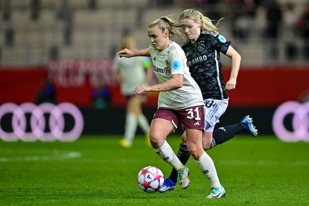 v.li.: Georgia Stanway (FC Bayern München, FCB, 31) Nadine NOORDAM (Ajax, 10) im Zweikampf, Duell, duel, tackle, Dynamik, Action, Aktion, 14.12.2023, München (Deutschland), Fussball, UEFA Womens Champions League, Gruppe C, FC Bayern München - Ajax Amsterdam