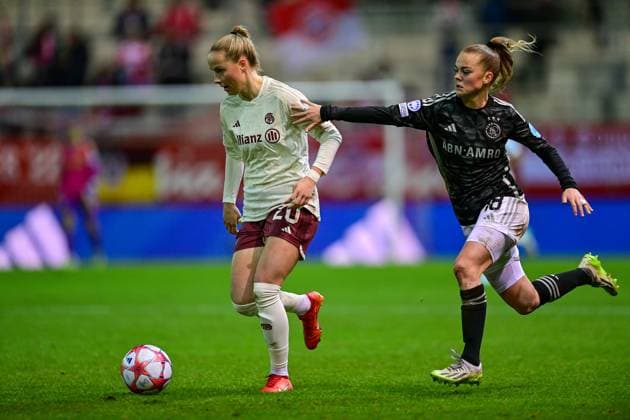 v.li.: Franziska Kett (FC Bayern München, FCB, 20) Milicia KEIJZER (Ajax, 18) im Zweikampf, Duell, duel, tackle, Dynamik, Action, Aktion, 14.12.2023, München (Deutschland), Fussball, UEFA Womens Champions League, Gruppe C, FC Bayern München - Ajax Amsterdam