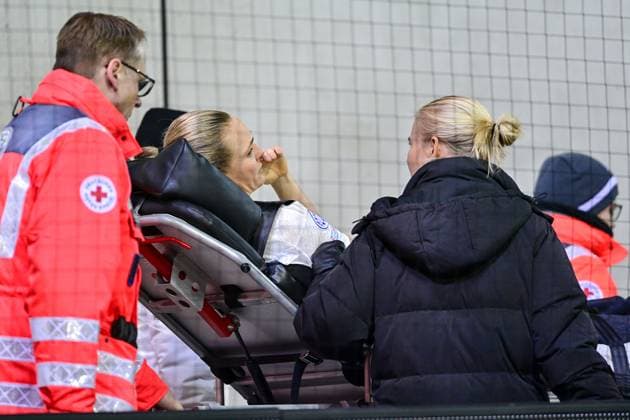 Magdalena Eriksson (FC Bayern München, FCB, 5) muss verletzungsbedingt mit der Krankentrage abtransportiert werden, verletzt, Verletzung, injured, sporting injury, 14.12.2023, München (Deutschland), Fussball, UEFA Womens Champions League, Gruppe C, FC Bayern München - Ajax Amsterdam