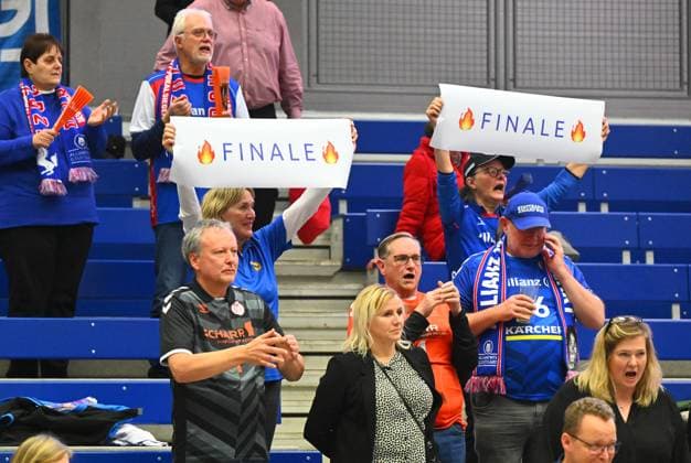 Stuttgarter Fans freuen sich auf den Finaleinzug, Finale, Dresdner SC gegen Allianz MTV Stuttgart, Volleyball, DVV-Pokal Halbfinale, DDV Pokal, Margon Arena Dresden Bodenbacher Straße, DSC, Saison 2023 2024, 14.12.2023,