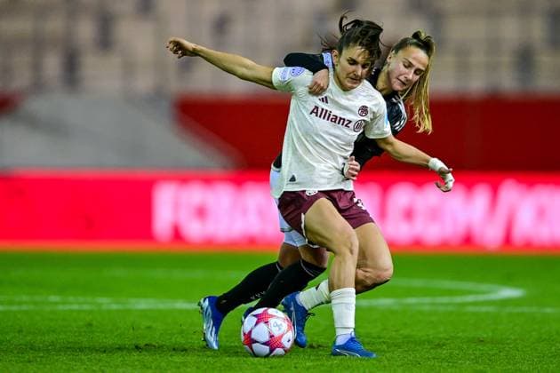 v.li.: Jovana Damnjanovic (FC Bayern München, FCB, 9) Rosa VAN GOOL (Ajax, 21) im Zweikampf, Duell, duel, tackle, Dynamik, Action, Aktion, 14.12.2023, München (Deutschland), Fussball, UEFA Womens Champions League, Gruppe C, FC Bayern München - Ajax Amsterdam