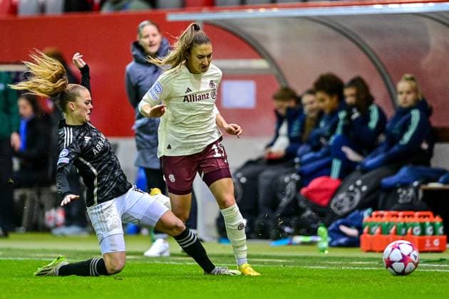 v.li.: Milicia KEIJZER (Ajax, 18) Katharina Naschenweng (FC Bayern München, FCB, 19) im Zweikampf, Duell, duel, tackle, Dynamik, Action, Aktion, 14.12.2023, München (Deutschland), Fussball, UEFA Womens Champions League, Gruppe C, FC Bayern München - Ajax Amsterdam