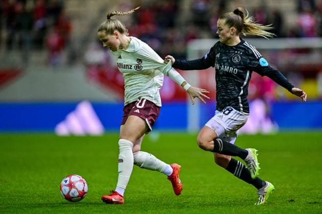 v.li.: Franziska Kett (FC Bayern München, FCB, 20) Milicia KEIJZER (Ajax, 18) im Zweikampf, Duell, duel, tackle, Dynamik, Action, Aktion, 14.12.2023, München (Deutschland), Fussball, UEFA Womens Champions League, Gruppe C, FC Bayern München - Ajax Amsterdam