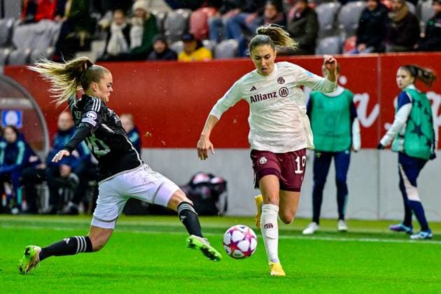 v.li.: Milicia KEIJZER (Ajax, 18) Katharina Naschenweng (FC Bayern München, FCB, 19) im Zweikampf, Duell, duel, tackle, Dynamik, Action, Aktion, 14.12.2023, München (Deutschland), Fussball, UEFA Womens Champions League, Gruppe C, FC Bayern München - Ajax Amsterdam