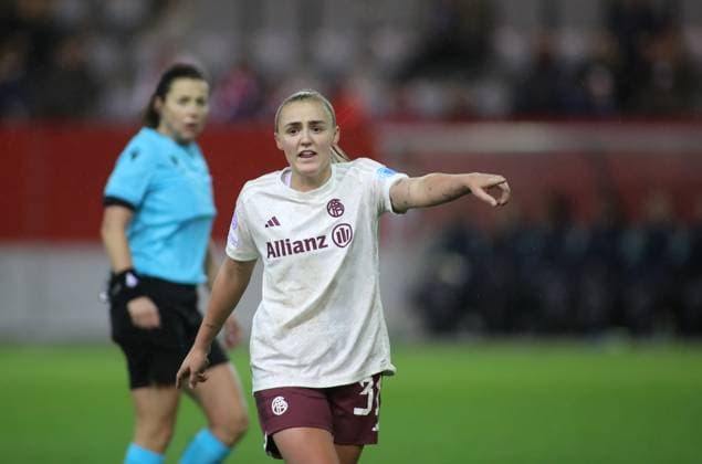 München, Deutschland 14. Dezember 2023: Fussball, Frauen, Champions League, 3.Spieltag, Saison 2023 2024, FC Bayern München - Ajax Amsterdam, Campus Georgia Stanway (FC Bayern München) hebt den linken Arm, Anweisung geben, zeigen, deuten