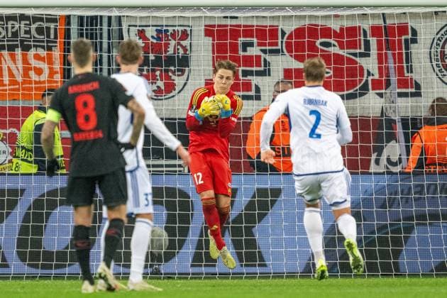 GER, EL, Bayer 04 Leverkusen vs Molde FK, Saison 2023 24, 14.12.2023, BayArena, Leverkusen, GER, EL, Bayer 04 Leverkusen vs Molde FK, Saison 2023 24, Im Bild: Oliver Petersen (Molde FK, 12) musste 5 mal hinter sich greifen Einzelaktion, Ganzkörper Ganzkoerper; Freisteller, Einzelbild, Aktion, Action, Spielszene; Ball in der Hand; Einwurf;