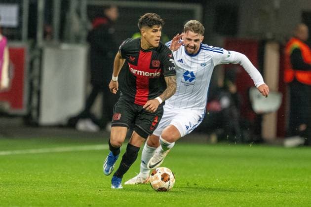 GER, EL, Bayer 04 Leverkusen vs Molde FK, Saison 2023 24, 14.12.2023, BayArena, Leverkusen, GER, EL, Bayer 04 Leverkusen vs Molde FK, Saison 2023 24, Im Bild: Piero Hincapie (Bayer 04 Leverkusen, 03) Ball am Fuss; im Zweikampf, Duell, Dynamik, Aktion, Action, Spielszene; Niklas Odegard (Nolde FK, 33) Gestik, Mimik, Emotionen;