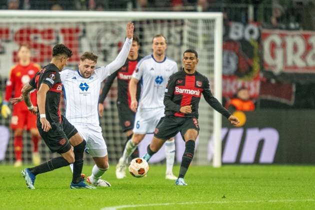 GER, EL, Bayer 04 Leverkusen vs Molde FK, Saison 2023 24, 14.12.2023, BayArena, Leverkusen, GER, EL, Bayer 04 Leverkusen vs Molde FK, Saison 2023 24, Im Bild: Niklas Odegard (Molde FK, 33) attackiert Piero Hincapie (Bayer 04 Leverkusen, 03) Ball am Fuss; im Zweikampf, Duell, Dynamik, Aktion, Action, Spielszene;