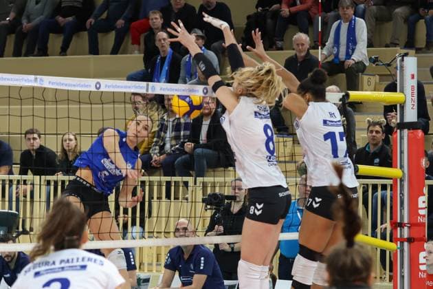 16.12.2023, xusrbx, Volleyball 1.Bundesliga Damen, VC Wiesbaden - MTV Allianz Stuttgart, emspor, v.l. Melissa Langegger (VC Wiesbaden, 6), Monique Strubbe (MTV Allianz Stuttgart, 8), Alexis Hart (MTV Allianz Stuttgart, 17), (DFL DFB REGULATIONS PROHIBIT ANY USE OF PHOTOGRAPHS as IMAGE SEQUENCES and or QUASI-VIDEO) Wiesbaden