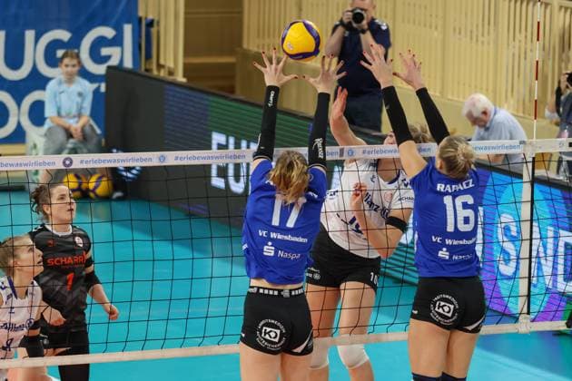 16.12.2023, xusrbx, Volleyball 1.Bundesliga Damen, VC Wiesbaden - MTV Allianz Stuttgart, emspor, v.l. ,Izabella Rapacz (VC Wiesbaden, 16)Jolien Knollema (MTV Allianz Stuttgart, 10), Izabella Rapacz (VC Wiesbaden, 16), (DFL DFB REGULATIONS PROHIBIT ANY USE OF PHOTOGRAPHS as IMAGE SEQUENCES and or QUASI-VIDEO) Wiesbaden