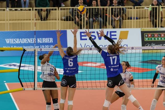 16.12.2023, xusrbx, Volleyball 1.Bundesliga Damen, VC Wiesbaden - MTV Allianz Stuttgart, emspor, v.l. Alexis Hart (MTV Allianz Stuttgart, 17), Melissa Langegger (VC Wiesbaden, 6), Rachel Anderson (VC Wiesbaden, 17), (DFL DFB REGULATIONS PROHIBIT ANY USE OF PHOTOGRAPHS as IMAGE SEQUENCES and or QUASI-VIDEO) Wiesbaden