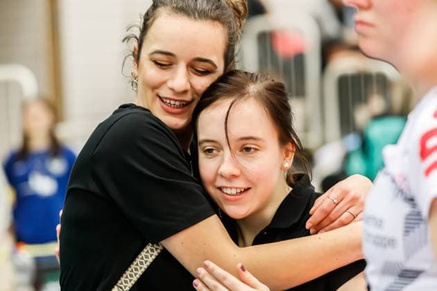 von links: Celine Wittmann (Schwarz-Weiss Erfurt, Event, Social Media & PR), Rebekka Schneider (Schwarz-Weiss Erfurt, Co-Trainerin Scout); Jubel, celebration, 16.12.2023, Erfurt (Deutschland), Volleyball, 2. Bundesliga Frauen Pro, Schwarz-Weiss Erfurt - SSC Freisen