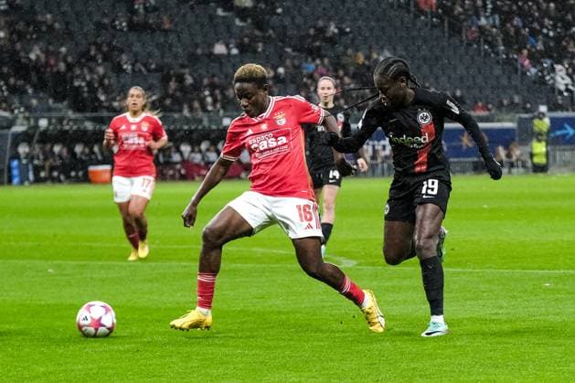 Christy Ucheibe (Benfica Lissabon, 16) im Zweikampf mit Nicole Anyomi (Eintracht Frankfurt, 19), GER, Eintracht Frankfurt vs Benfica Lissabon, Fussball, UEFA Womens Champions League, Gruppenphase, 4. Spieltag, Saison 2023 2024, 21.12.2023 GER, Eintracht Frankfurt vs Benfica Lissabon, Fussball, UEFA Womens Champions League, Gruppenphase, 4. Spieltag, Saison 2023 2024, 21.12.2023 Frankfurt Copyright: xEibner-Pressefoto FlorianxWieganx EP_FWD