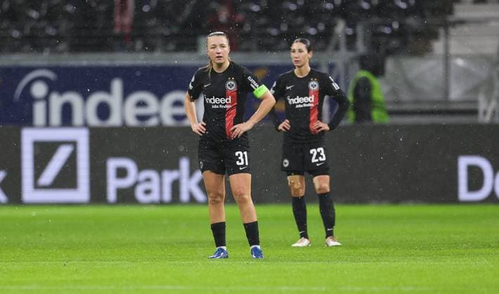 21.12.2023, Fussball Frauen UEFA Womens Champions League UWCL, Eintracht Frankfurt - SL Benfica Lissabon, emonline, emspor, v.l., Tanja Pawollek (Eintracht Frankfurt), Camilla Küver (Eintracht Frankfurt) enttaeuscht, enttaeuscht schauend, dissapointed, traurig, frustiert, frust, gefrustet DFL DFB REGULATIONS PROHIBIT ANY USE OF PHOTOGRAPHS AS IMAGE SEQUENCES AND OR QUASI-VIDEO. xdcx Copyright: HMBxMedia