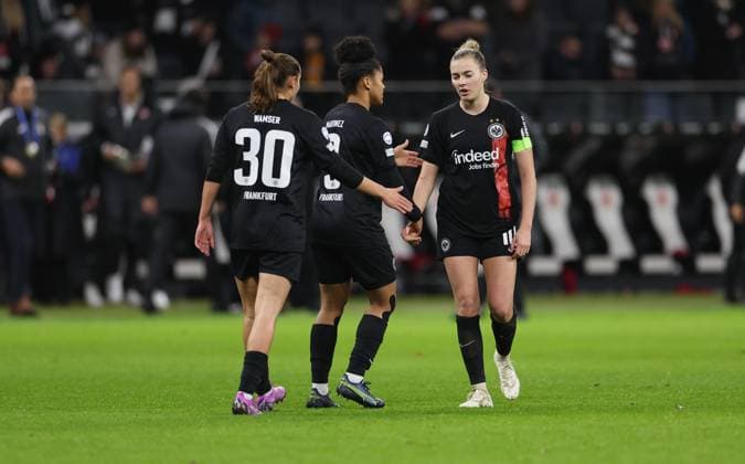 21.12.2023, Fussball Frauen UEFA Womens Champions League UWCL, Eintracht Frankfurt - SL Benfica Lissabon, emonline, emspor, v.l., Carlotta Wamser (Eintracht Frankfurt), Shekiera Martinez (Eintracht Frankfurt), Laura Freigang (Eintracht Frankfurt) enttaeuscht, enttaeuscht schauend, dissapointed, traurig, frustiert, frust, gefrustet DFL DFB REGULATIONS PROHIBIT ANY USE OF PHOTOGRAPHS AS IMAGE SEQUENCES AND OR QUASI-VIDEO. xdcx Copyright: HMBxMedia
