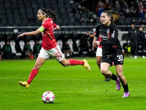 Carlotta Wamser (Eintracht Frankfurt, 30), Christy Ucheibe (Benfica Lissabon, 16), GER, Eintracht Frankfurt vs Benfica Lissabon, Fussball, UEFA Womens Champions League, Gruppenphase, 4. Spieltag, Saison 2023 2024, 21.12.2023 GER, Eintracht Frankfurt vs Benfica Lissabon, Fussball, UEFA Womens Champions League, Gruppenphase, 4. Spieltag, Saison 2023 2024, 21.12.2023 Frankfurt Copyright: xEibner-Pressefoto FlorianxWieganx EP_FWD