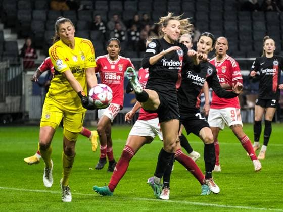 Lena Pauels (Benfica Lissabon, 1), Lara Prasnikar (Eintracht Frankfurt, 7), GER, Eintracht Frankfurt vs Benfica Lissabon, Fussball, UEFA Womens Champions League, Gruppenphase, 4. Spieltag, Saison 2023 2024, 21.12.2023 GER, Eintracht Frankfurt vs Benfica Lissabon, Fussball, UEFA Womens Champions League, Gruppenphase, 4. Spieltag, Saison 2023 2024, 21.12.2023 Frankfurt Copyright: xEibner-Pressefoto FlorianxWieganx EP_FWD