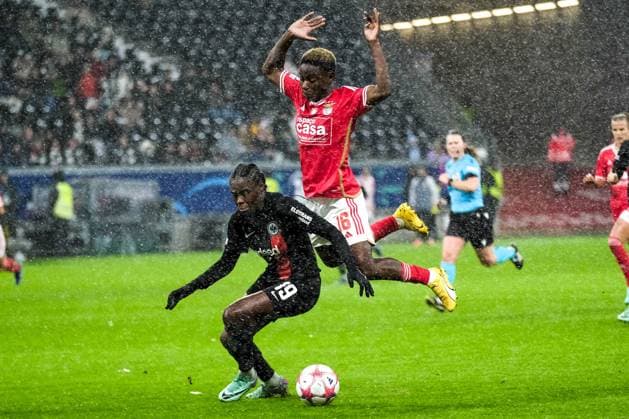 Nicole Anyomi (Eintracht Frankfurt, 19) im Zweikampf mit Christy Ucheibe (Benfica Lissabon, 16), GER, Eintracht Frankfurt vs Benfica Lissabon, Fussball, UEFA Womens Champions League, Gruppenphase, 4. Spieltag, Saison 2023 2024, 21.12.2023 GER, Eintracht Frankfurt vs Benfica Lissabon, Fussball, UEFA Womens Champions League, Gruppenphase, 4. Spieltag, Saison 2023 2024, 21.12.2023 Frankfurt Copyright: xEibner-Pressefoto FlorianxWieganx EP_FWD