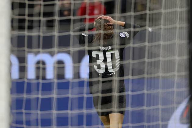 21.12.2023, xusrbx, Fussball Champions League Frauen, Eintracht Frankfurt Frauen - SL Benfica Lissabon emspor, Carlotta Wamser (Eintracht Frankfurt, 30), unzufrieden, enttaeuscht, niedergeschlagen, frustriert, (DFL DFB REGULATIONS PROHIBIT ANY USE OF PHOTOGRAPHS as IMAGE SEQUENCES and or QUASI-VIDEO) Frankfurt am Main