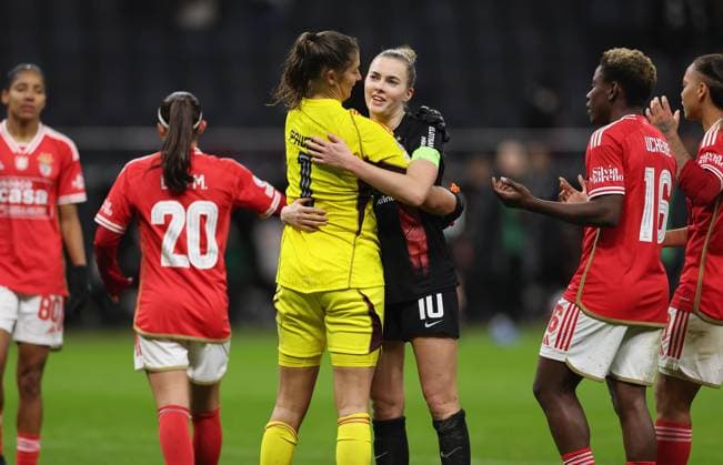 Sport Bilder des Tages 21.12.2023, Fussball Frauen UEFA Womens Champions League UWCL, Eintracht Frankfurt - SL Benfica Lissabon, emonline, emspor, v.l., Torhüterin Lena Pauels (SL Benfica Lissabon) tröstet enttaeuschte, enttaeuscht schauend, dissapointed, traurig, frustiert, frust, gefrustet Laura Freigang (Eintracht Frankfurt) DFL DFB REGULATIONS PROHIBIT ANY USE OF PHOTOGRAPHS AS IMAGE SEQUENCES AND OR QUASI-VIDEO. xdcx Copyright: HMBxMedia