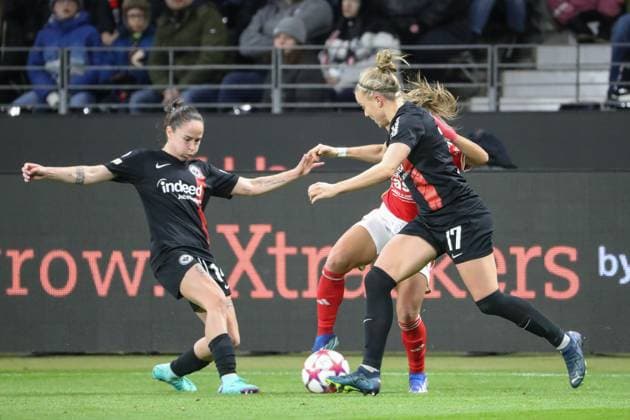 21.12.2023, xusrbx, Fussball Champions League Frauen, Eintracht Frankfurt Frauen - SL Benfica Lissabon emspor, v.l. Geraldine Reuteler (Eintracht Frankfurt, 14), Lucia Alves (Benfica Lissabon, 13), Pia Sophie Wolter (Eintracht Frankfurt, 17), (DFL DFB REGULATIONS PROHIBIT ANY USE OF PHOTOGRAPHS as IMAGE SEQUENCES and or QUASI-VIDEO) Frankfurt am Main